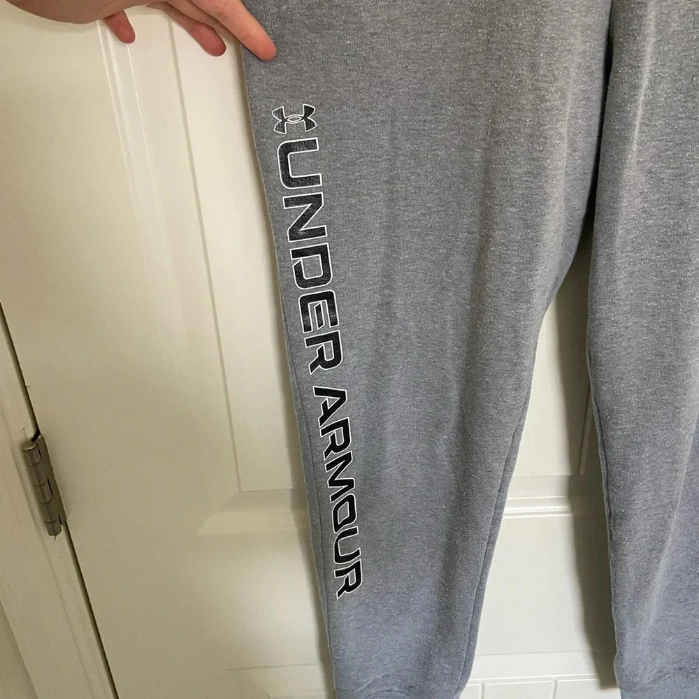 Under Armour‎ girl’s gray “loose” jogger sweatpants — large